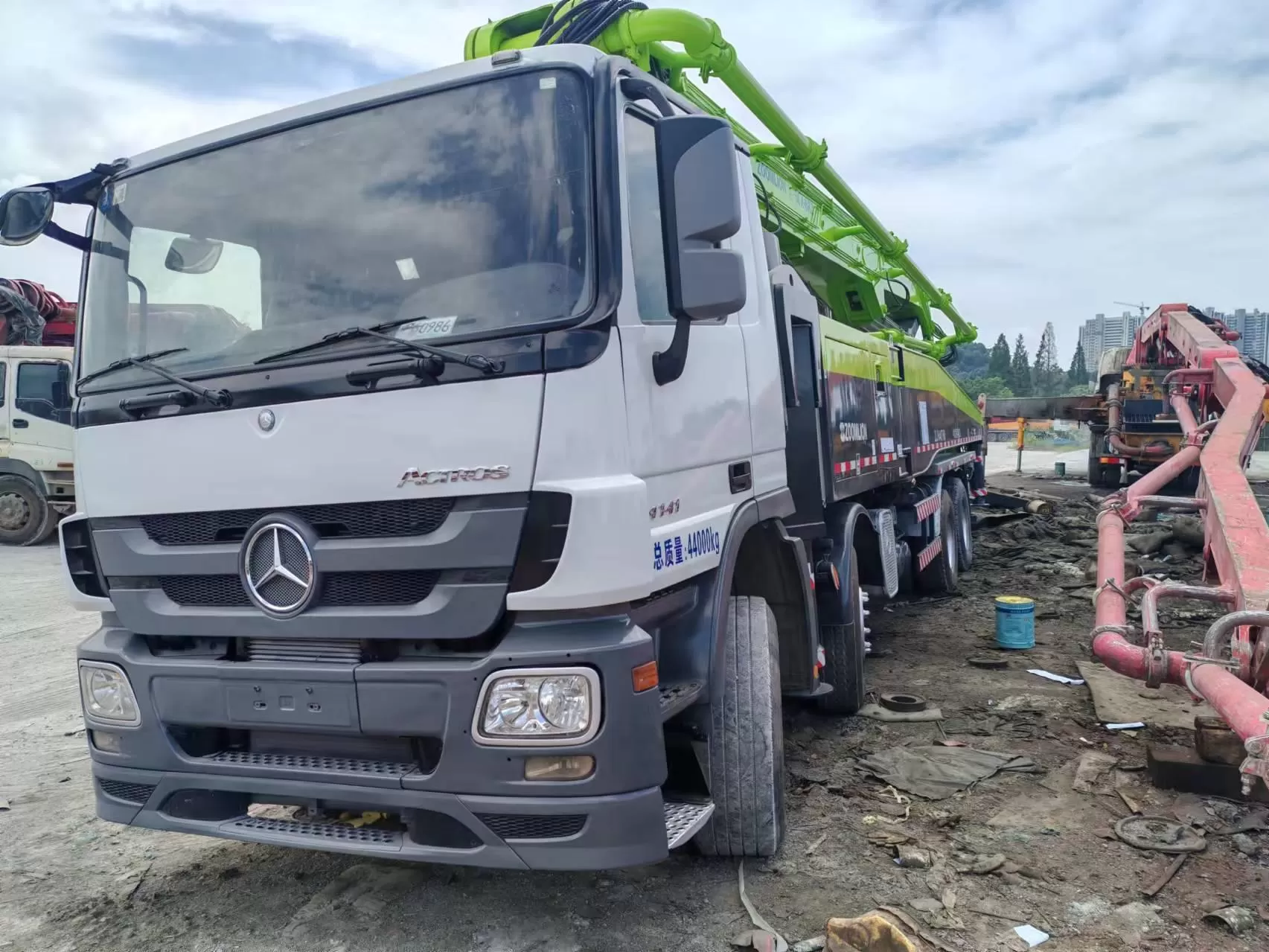 2012 zoomlion pompa con braccio da 56 m autopompa per calcestruzzo montata su camion su telaio benz