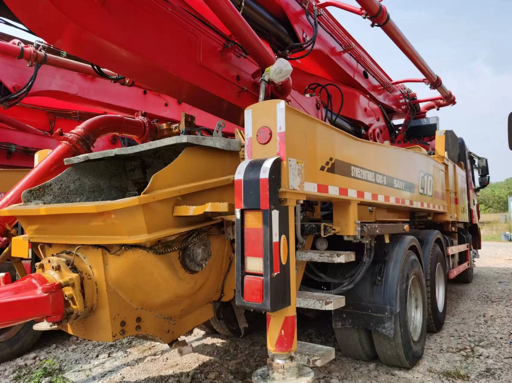 2020 pompa per calcestruzzo sany montata su camion per auto con braccio da 43 m su telaio sany