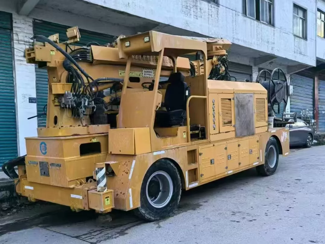 spruzzatore concreto del calcestruzzo proiettato della macchina tuc3016n del manipolatore del calcestruzzo proiettato del camion 30m3 per la costruzione di miniere