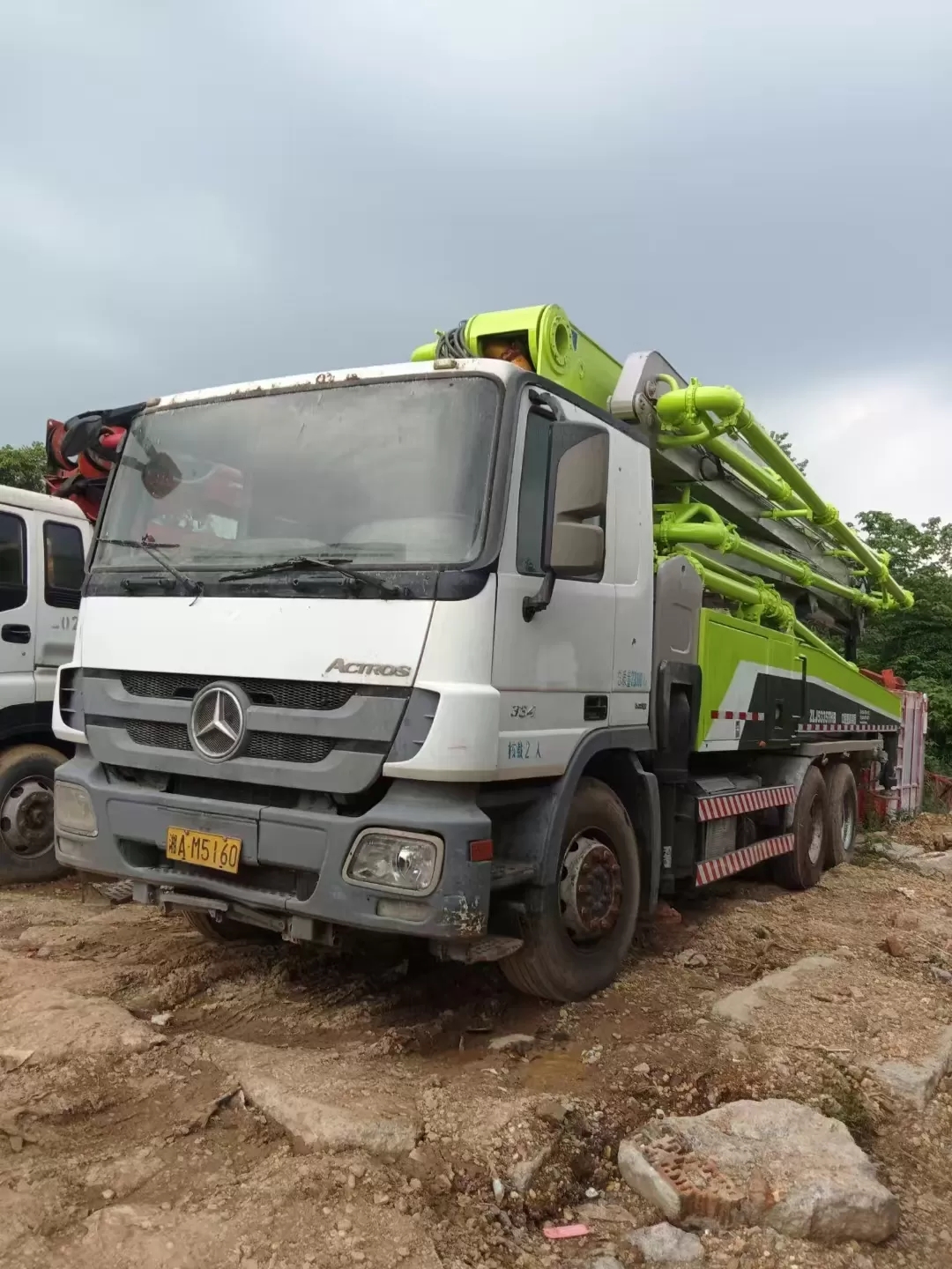 2013 zoomlion boom pump 47 m pompa per calcestruzzo montata su camion su telaio benz