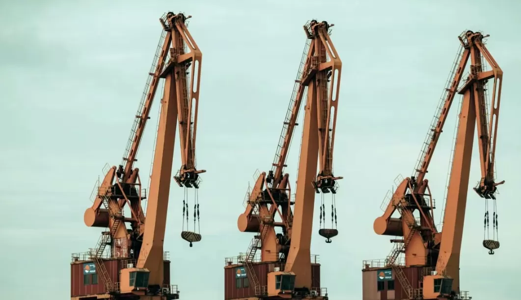 Lista di controllo degli importatori: limiti globali dei porti per lo scarico di macchinari pesanti