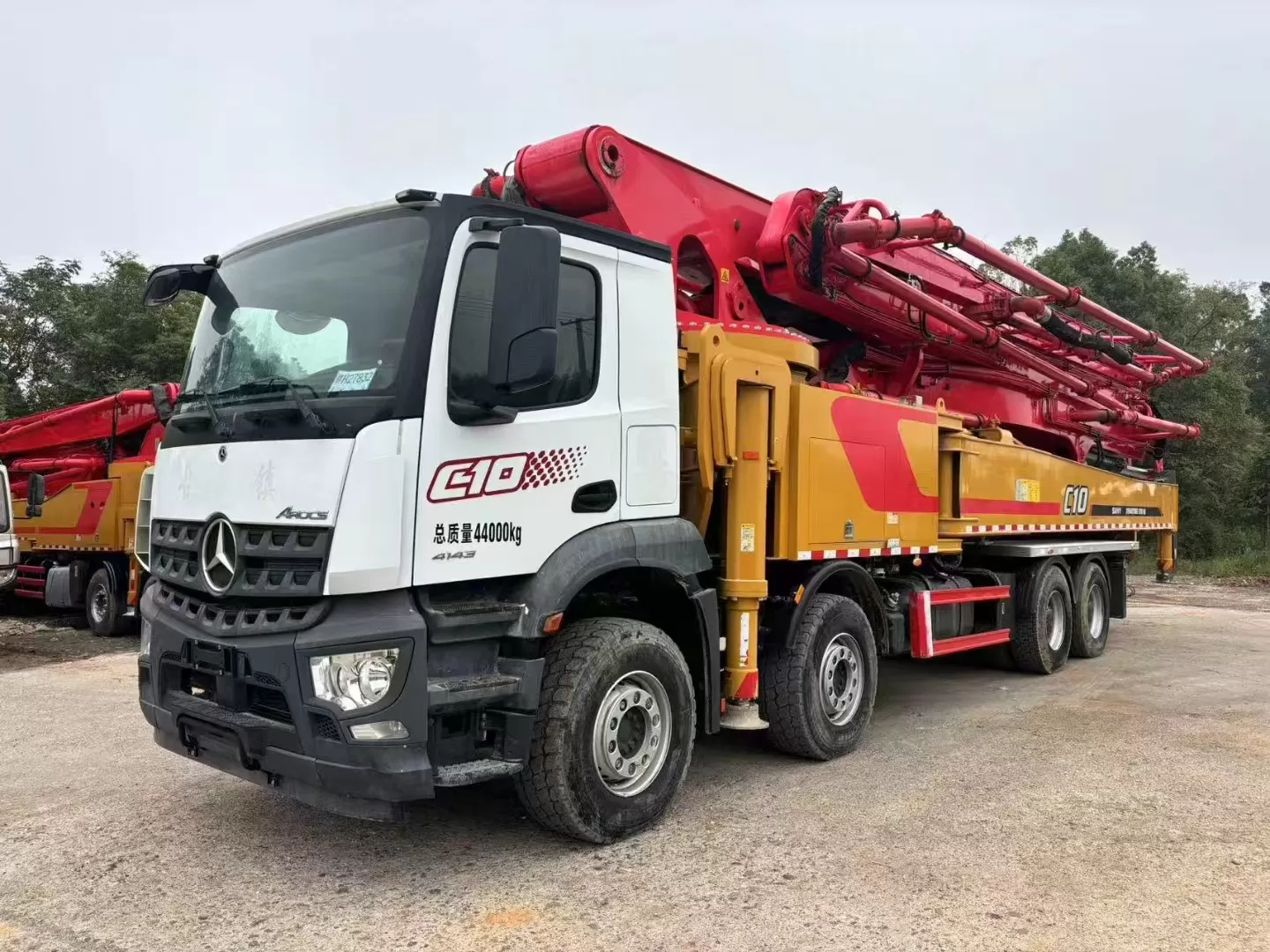 autocarro con pompa per calcestruzzo