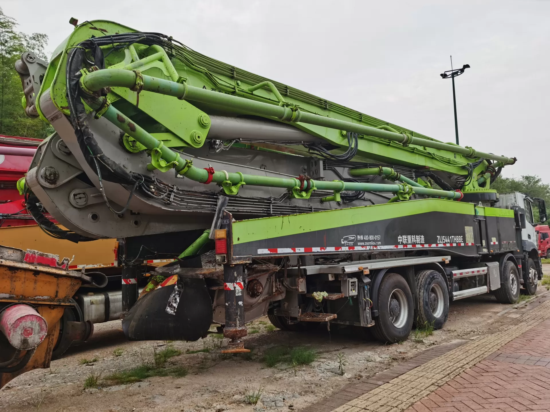 2020 zoomlion boom pump 63 m pompa per calcestruzzo montata su camion su telaio benz