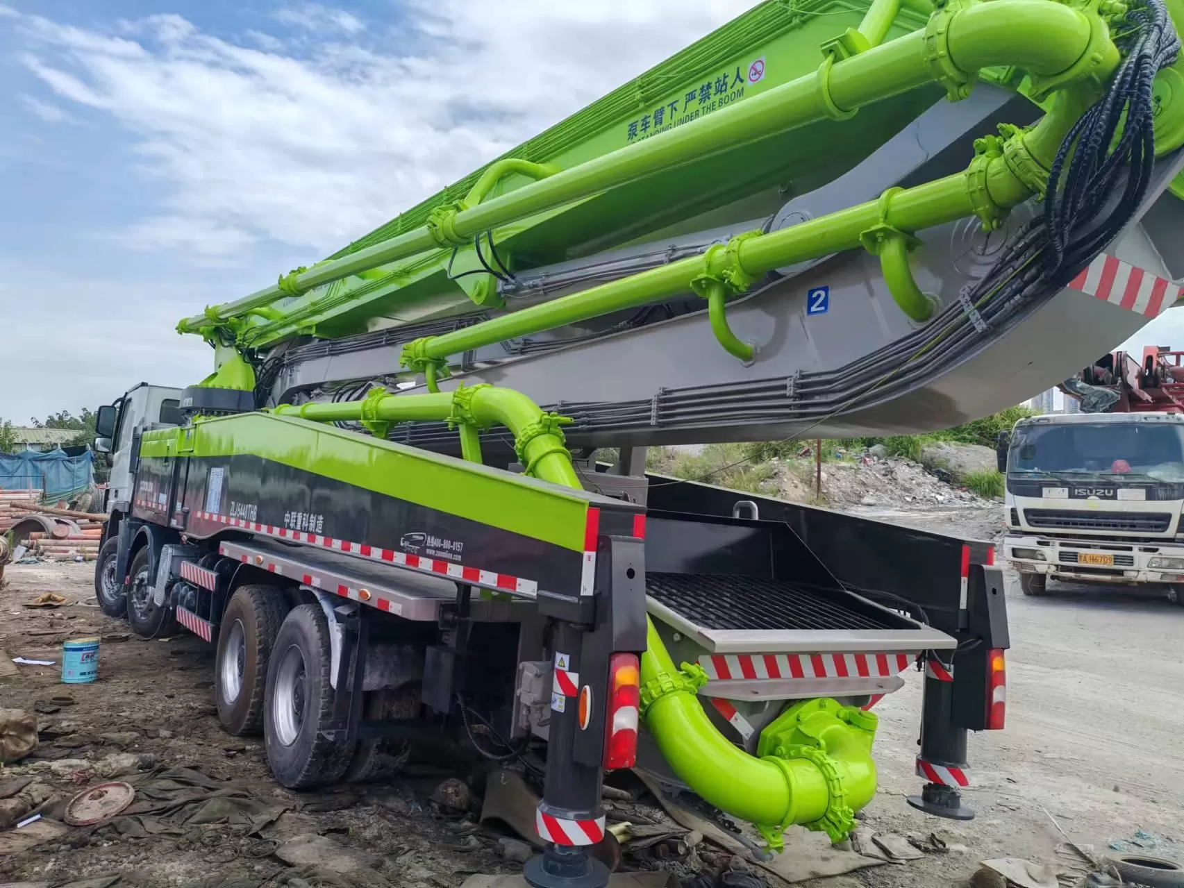 2012 zoomlion pompa con braccio da 56 m autopompa per calcestruzzo montata su camion su telaio benz