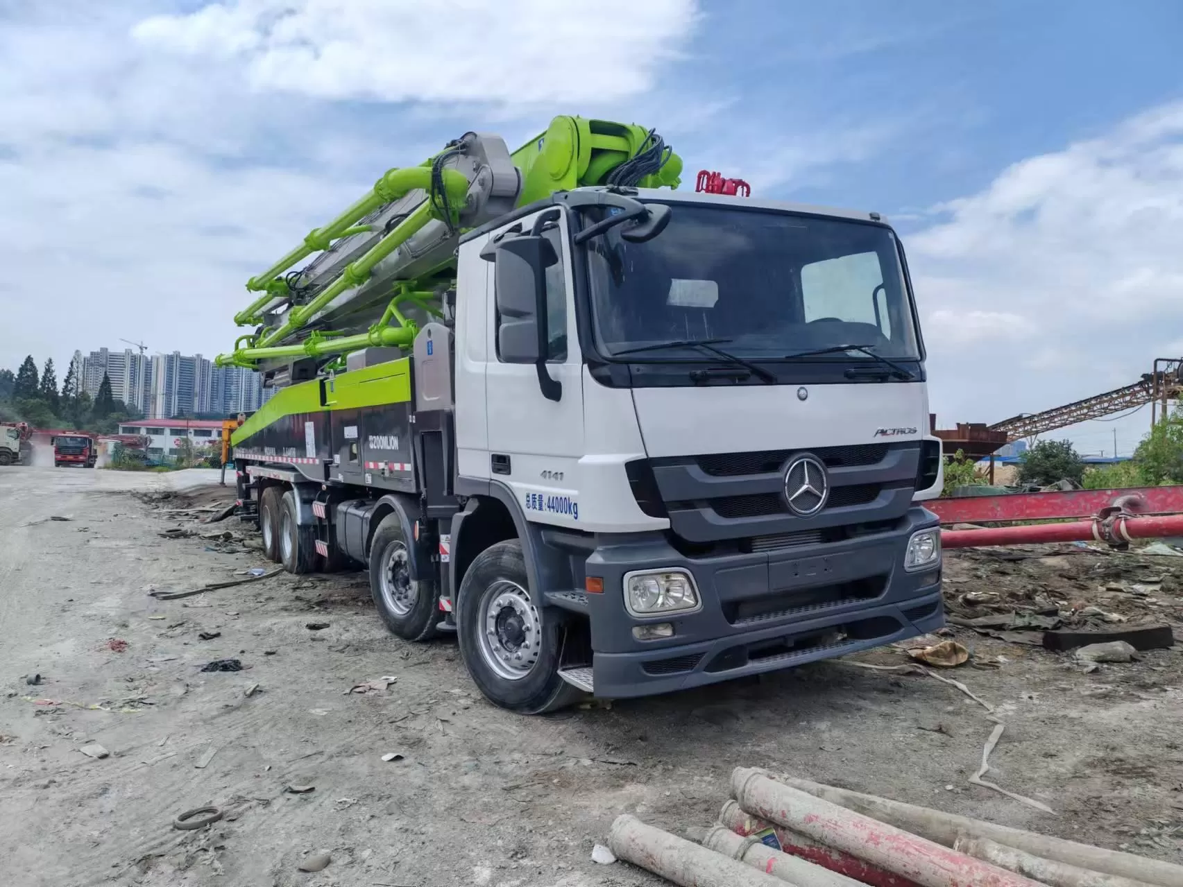 2012 zoomlion pompa con braccio da 56 m autopompa per calcestruzzo montata su camion su telaio benz